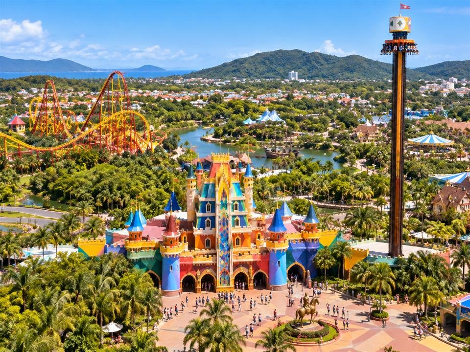 Vista do Beto Carrero, com castelo colorido e atrações do parque.